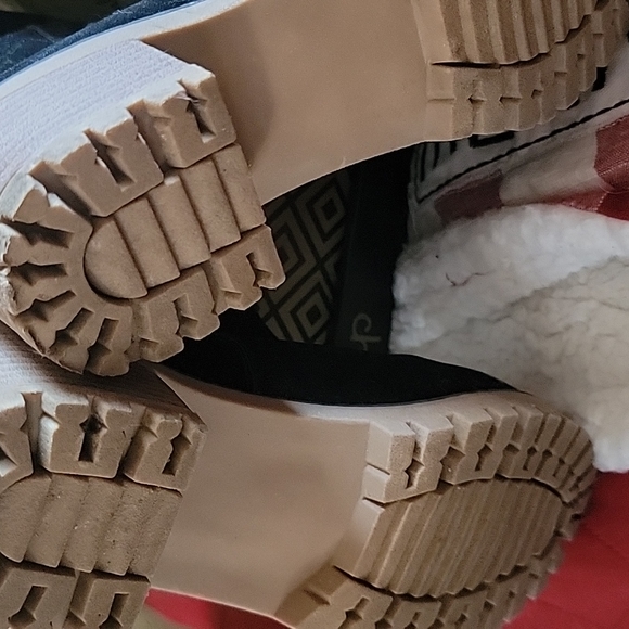 Adorable fleeced lined boots nwot - Picture 2 of 4
